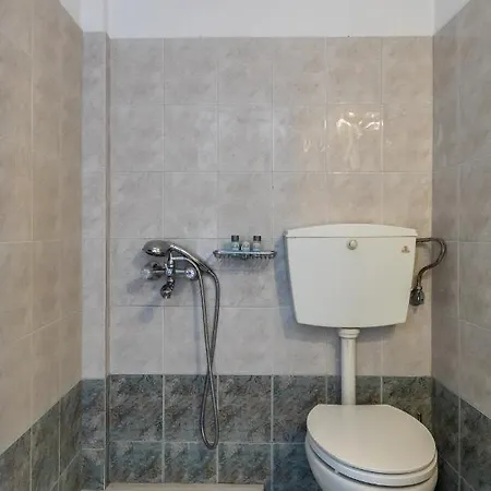 דירה Servani & לוטראקי
