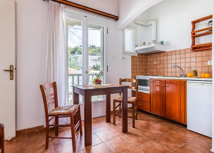 Servani & Apartment Loutraki (Skopelos)