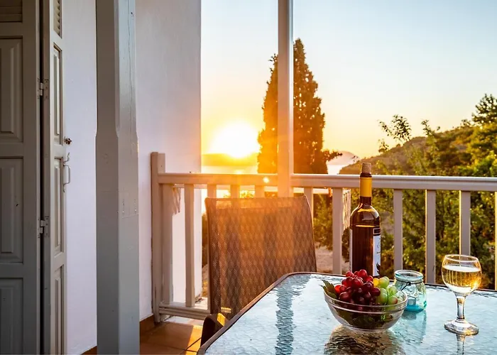 Servani & Apartment Loutraki (Skopelos)