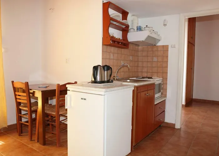 Servani & Apartment Loutraki (Skopelos)